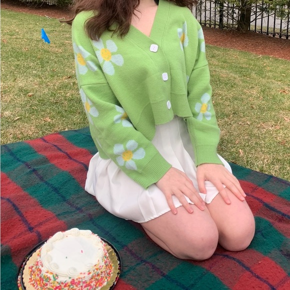 Green cardigan with smiling daisies - Picture 2 of 3